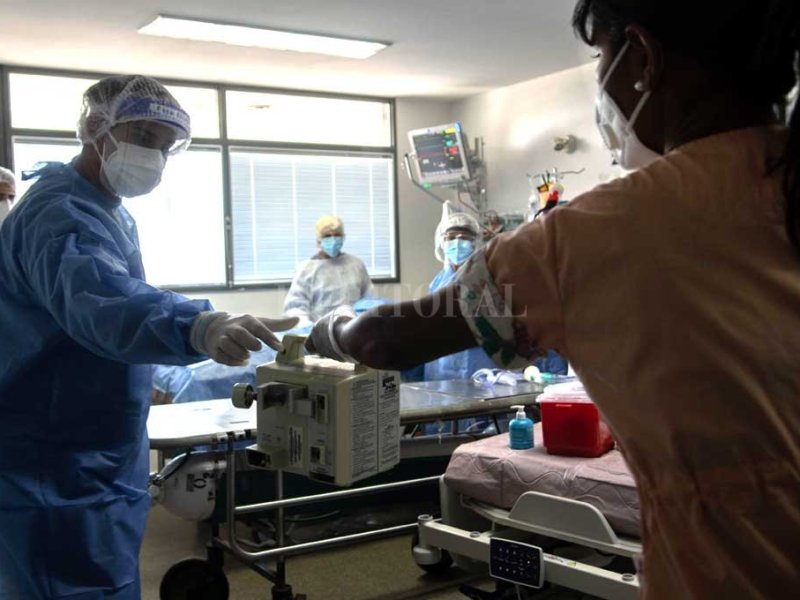 Terapias intensivas: entre el cansancio de los  médicos y una tensa calma por la tercera ola