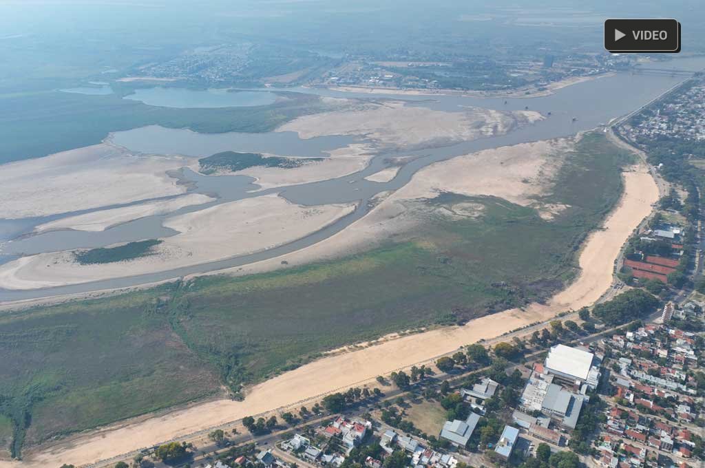 Video: así se ve la Laguna Setúbal casi seca y con humo, desde el drone de El Litoral