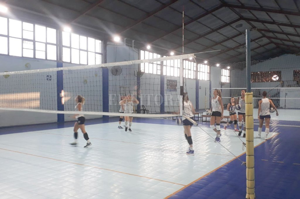 Las chicas del Náutico Sportivo Avellaneda de Rosario van por más en su segunda liga nacional de vóley consecutiva