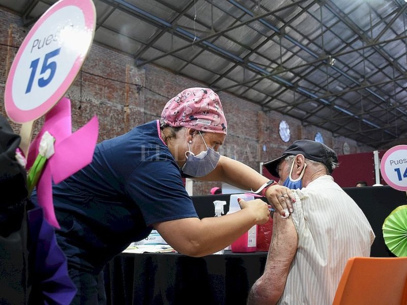 La dosis de refuerzo, o ese tercer pinchazo como «excusa» que iguala todas las edades