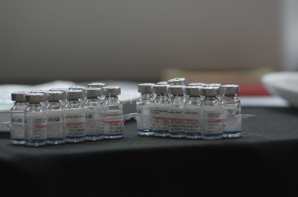 Coronavirus: qué vacunas se aplicarán este martes en Santa Fe y Rosario
