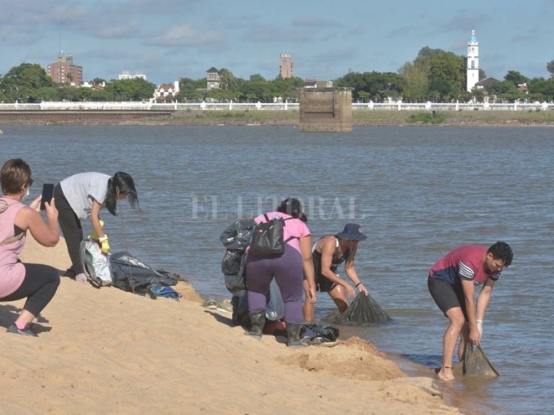 Voluntarios limpiaron las playas y la orilla de la Laguna Setúbal