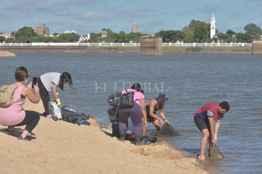 Voluntarios limpiaron las playas y la orilla de la Laguna Setúbal
