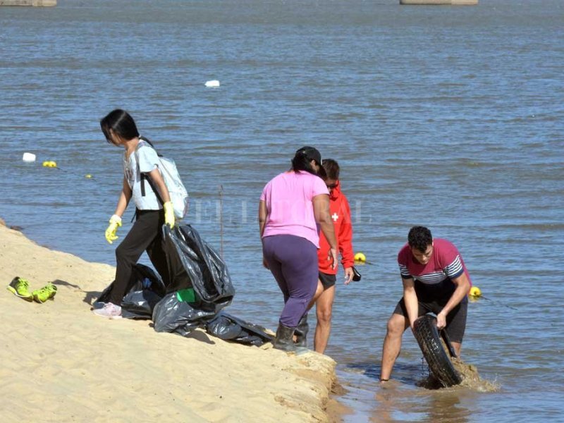 Retiraron una tonelada de basura de la Laguna Setúbal: preocupa la cantidad de colillas de cigarrillos
