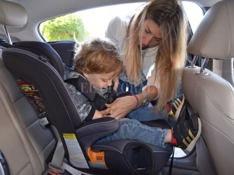 Vacaciones en la ruta: cómo «ajustar» a los niños de forma segura en el asiento trasero