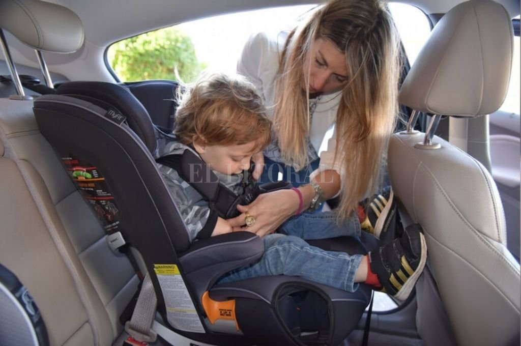 Vacaciones en la ruta: cómo «ajustar» a los niños de forma segura en el asiento trasero