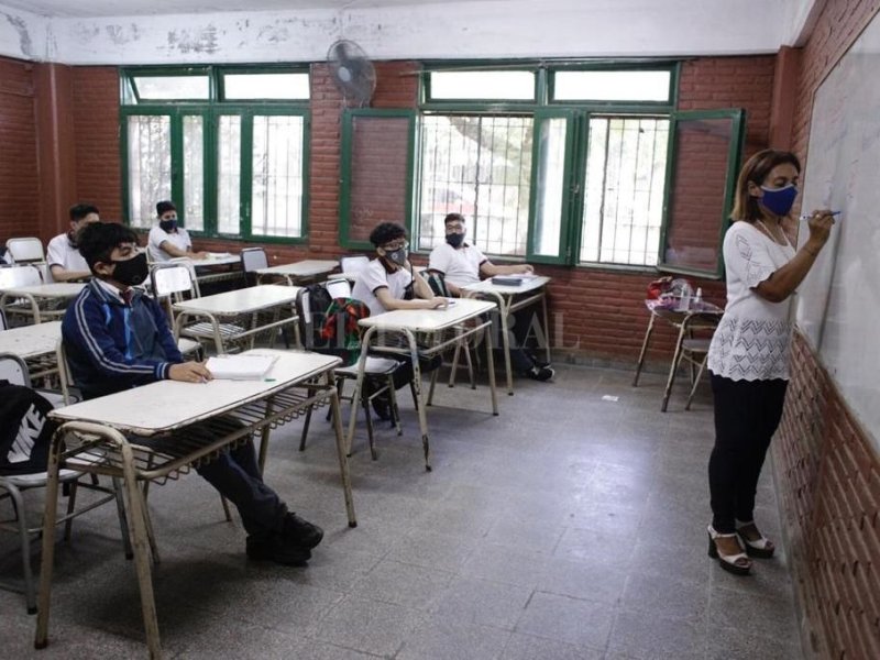 El gobierno de Santa Fe convoca por educación y los intendentes protestan por fondos