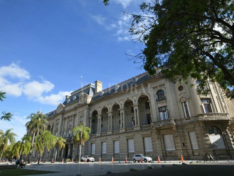La provincia de Santa Fe citó a las mesas paritarias para abrir la discusión salarial del año