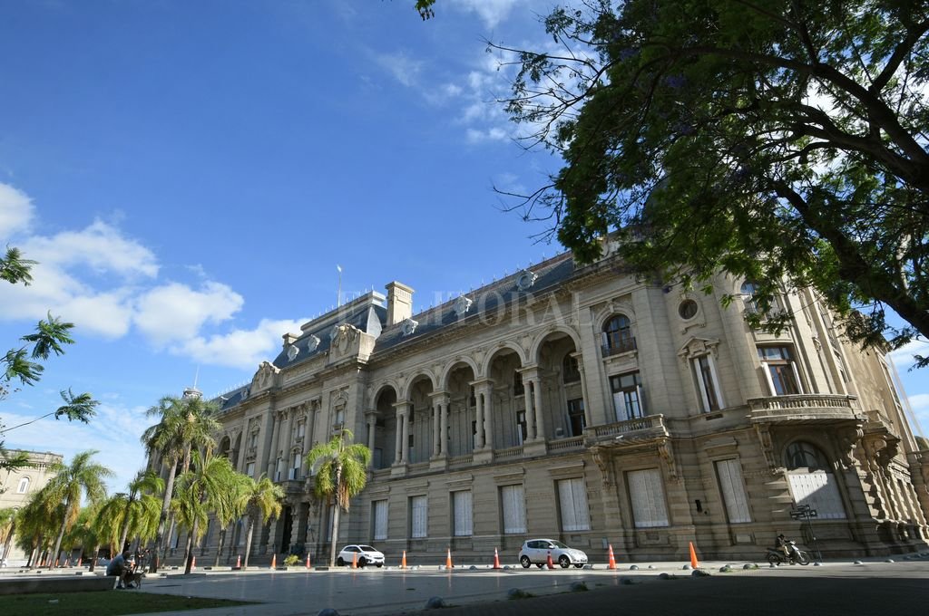 La provincia de Santa Fe citó a las mesas paritarias para abrir la discusión salarial del año