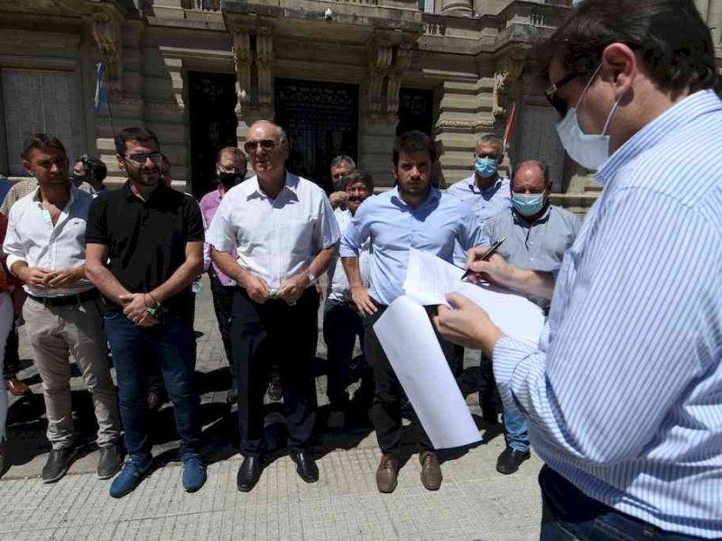 Intendentes opositores en masiva entrega de petitorio «contra la discriminación»