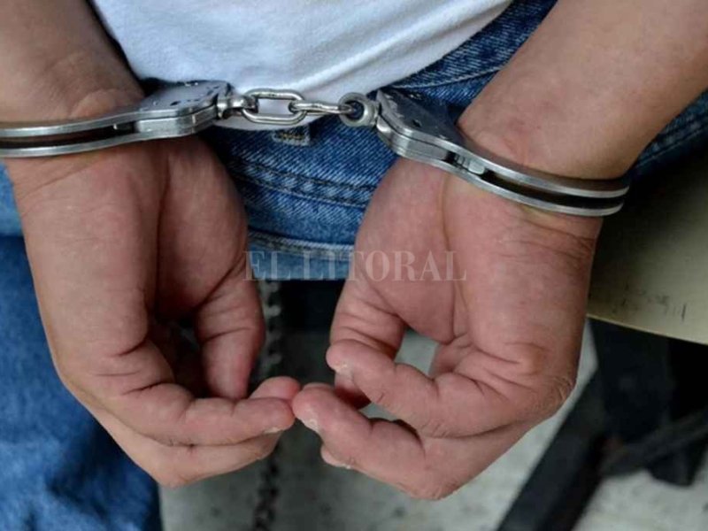 Un adolescente engañó a un ladrón, lo encerró en su casa y llamó a la policía