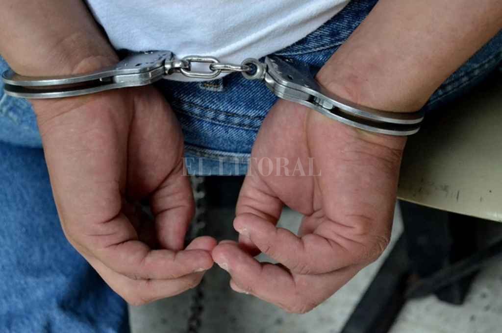 Un adolescente engañó a un ladrón, lo encerró en su casa y llamó a la policía