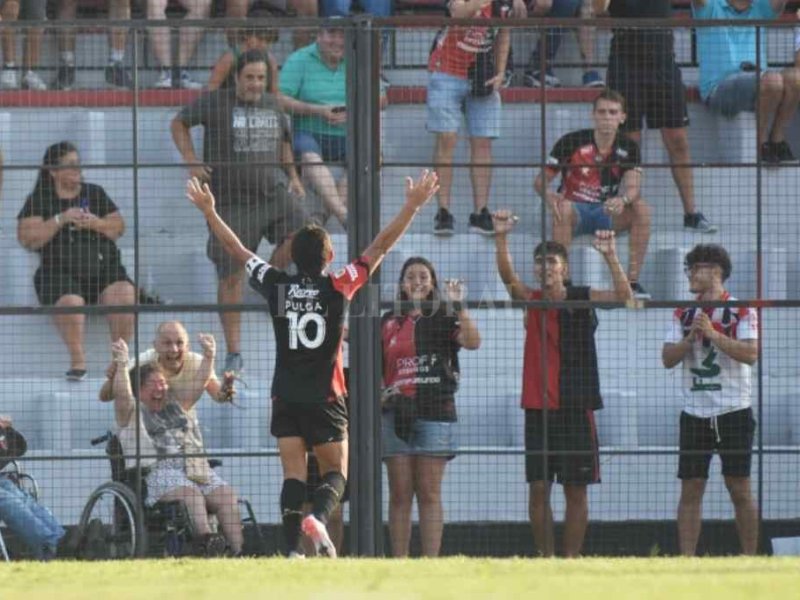 La foto de El Litoral que unió a una hincha sabalera y al Pulga Rodríguez