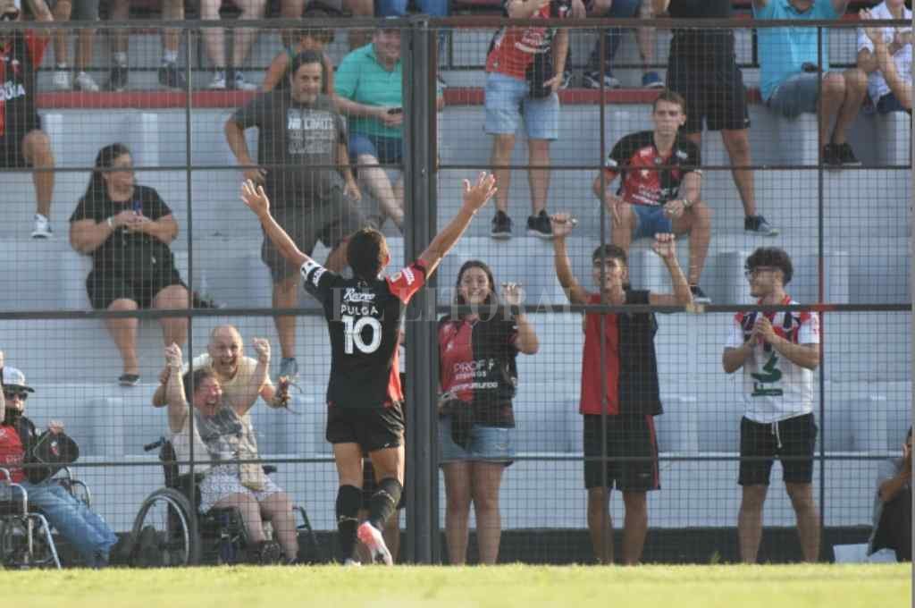La foto de El Litoral que unió a una hincha sabalera y al Pulga Rodríguez