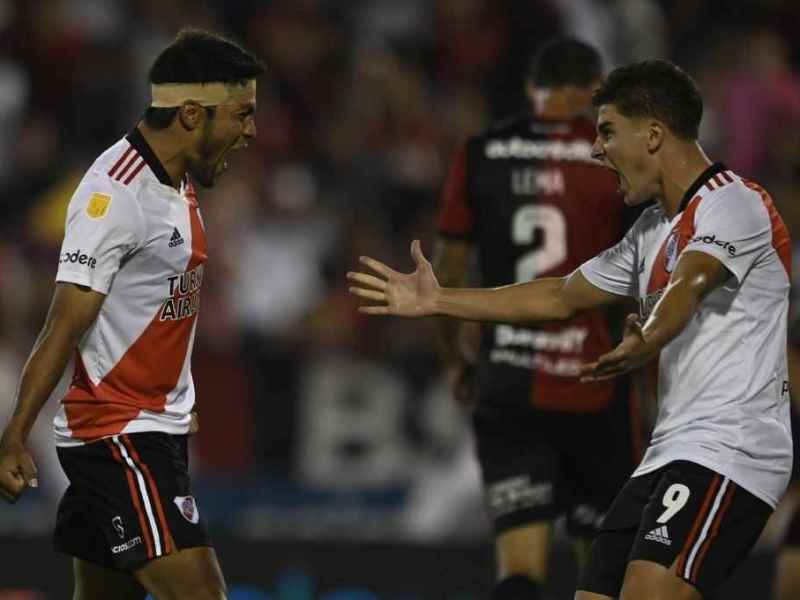 Con «complicidad» de Arboleda, River le ganó a Newells en Rosario