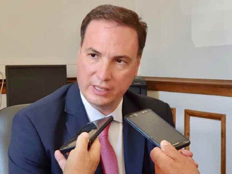 El senador Enrico se solidariza con Corrientes y viaja para colaborar con los bomberos