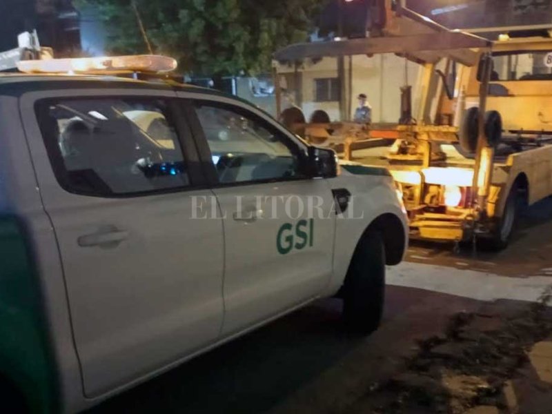 Relato salvaje en la costanera santafesina: atropelló a una inspectora al escapar de un control