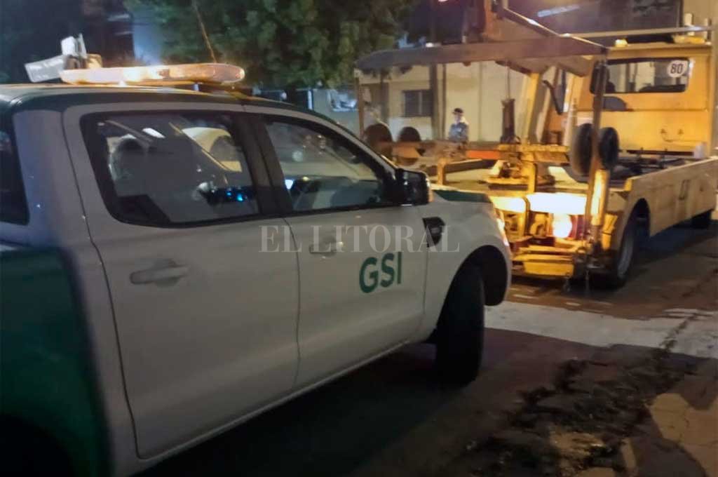 Relato salvaje en la costanera santafesina: atropelló a una inspectora al escapar de un control