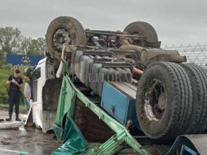 Vuelco de un camión en la autopista Rosario-Santa Fe
