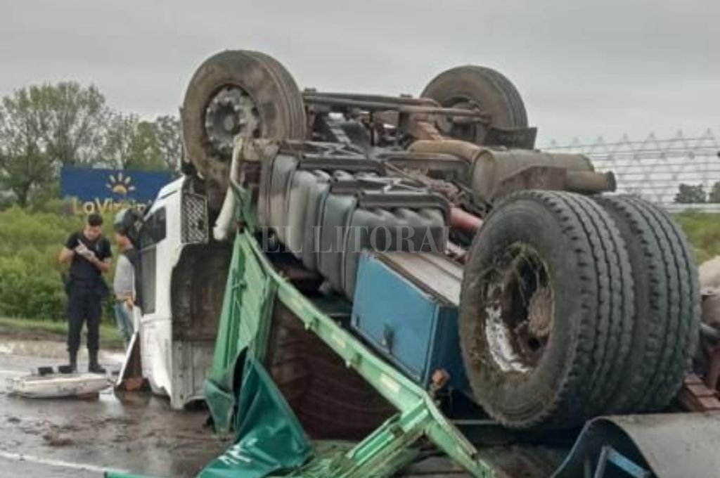 Vuelco de un camión en la autopista Rosario-Santa Fe