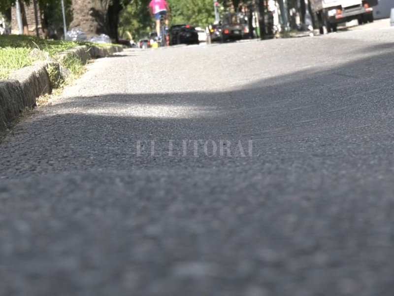 ¿Por qué está hundido el pavimento en bulevar y Alberdi?
