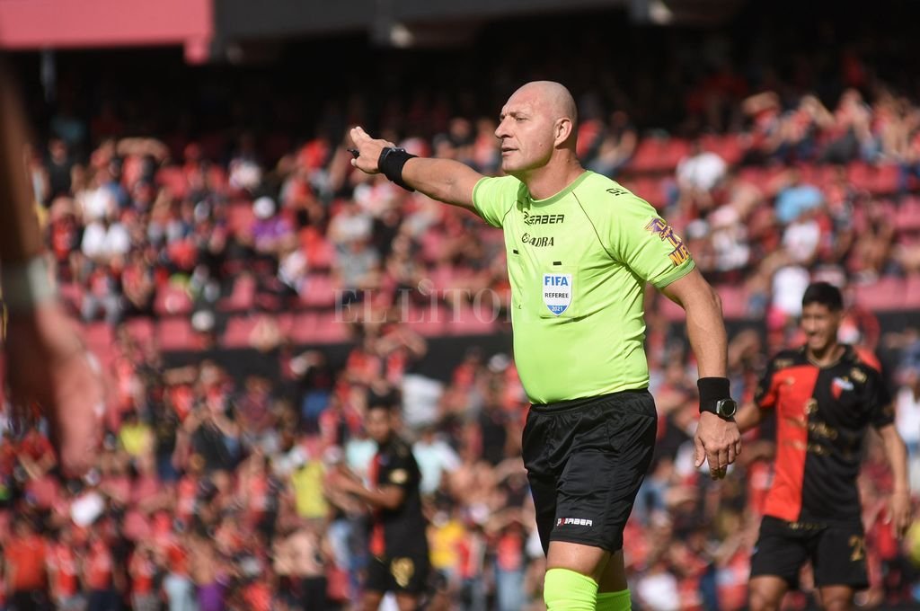 Néstor Pitana será el árbitro que dirigirá el Clásico Santafesino