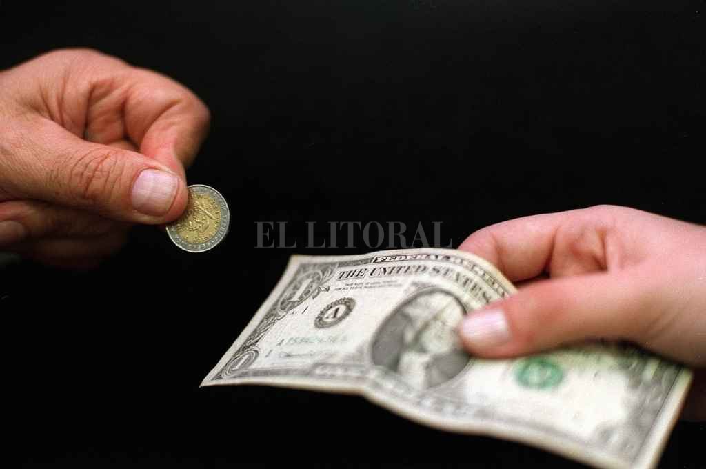 La provincia de Santa Fe le cobra a 4 ciudades una deuda en dólares de los ’90