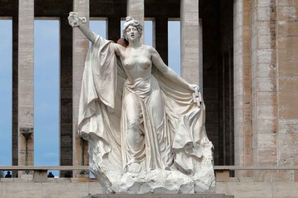 Rosario está desnuda en este otoño