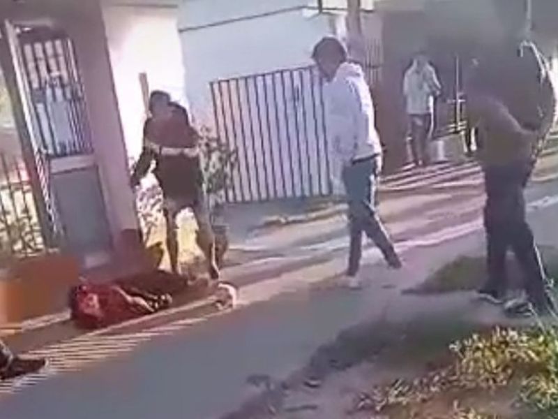 Video: un piedrazo «alevoso y traicionero» frente a una panadería de San Genaro