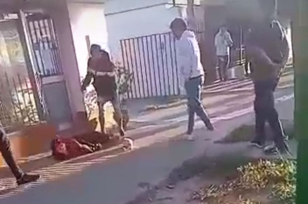 Video: un piedrazo «alevoso y traicionero» frente a una panadería de San Genaro
