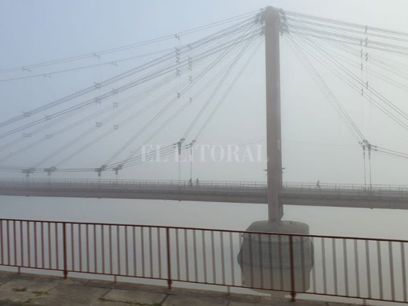 Impactantes imágenes de la niebla que afecta a Santa Fe
