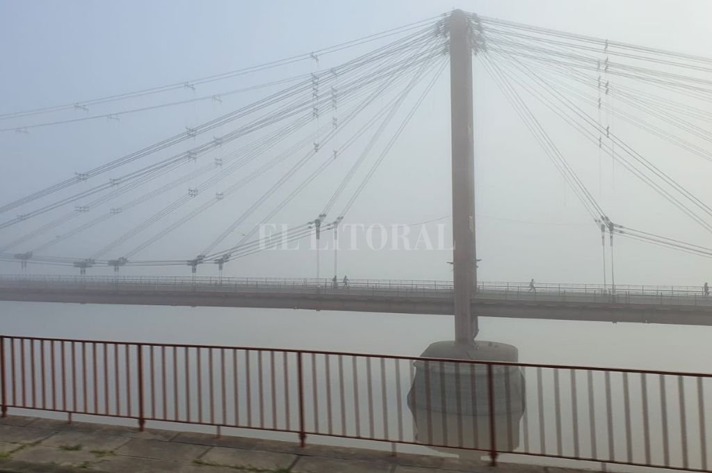 Impactantes imágenes de la niebla que afecta a Santa Fe
