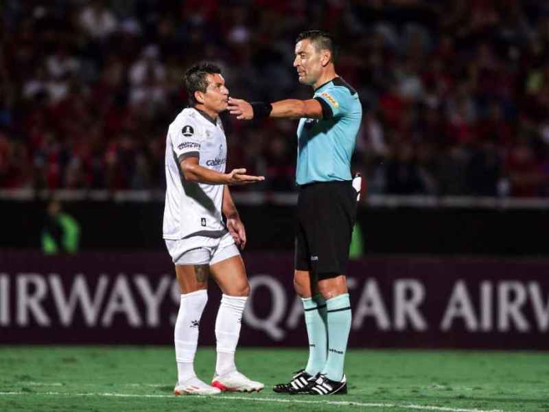 Defendiendo así no hay Colón que aguante: cayó ante Cerro por Copa Libertadores