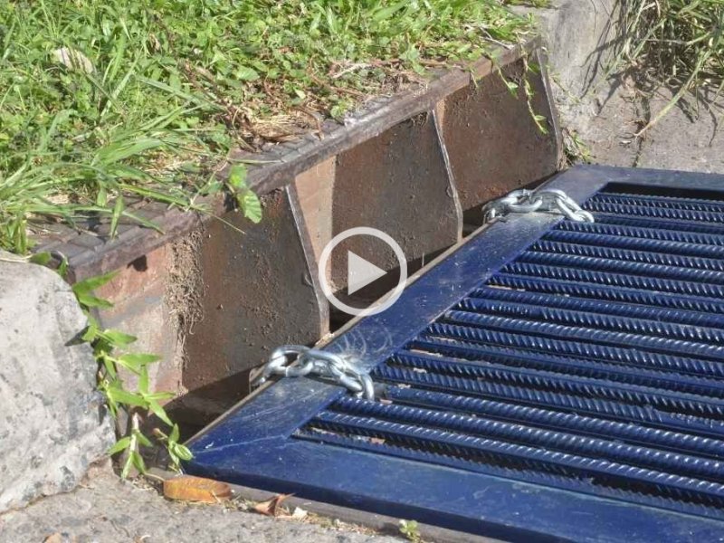Atan con cadenas las bocas de tormenta para evitar que las sigan robando