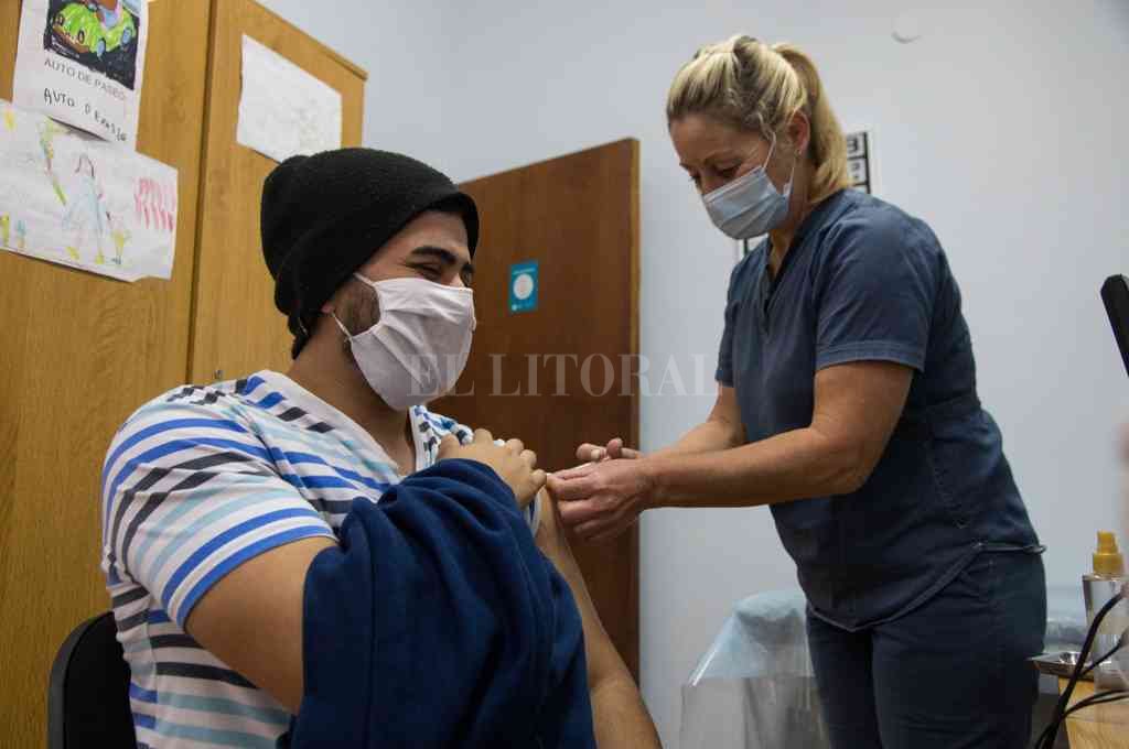 El vacunatorio del Campus FAVE atendió a estudiantes y vecinos de Esperanza