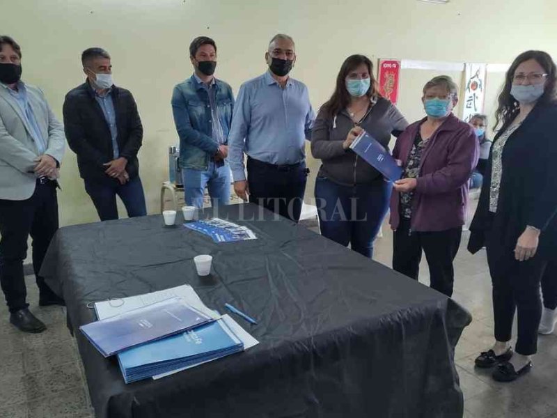 Calvo participó de la entrega de actas de derecho posesorio dominial en Josefina y Frontera