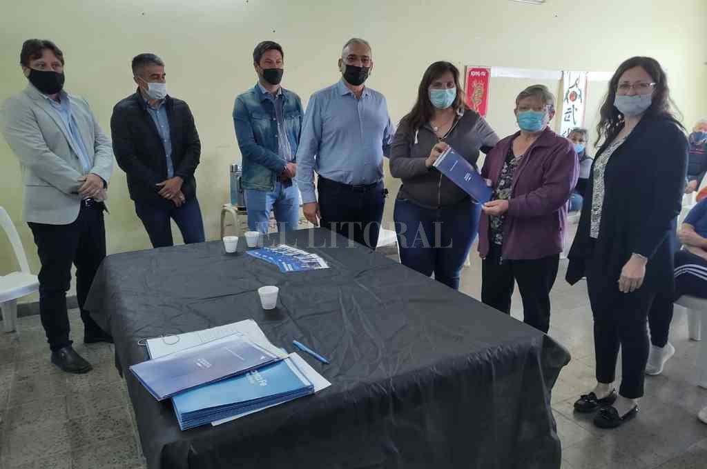 Calvo participó de la entrega de actas de derecho posesorio dominial en Josefina y Frontera