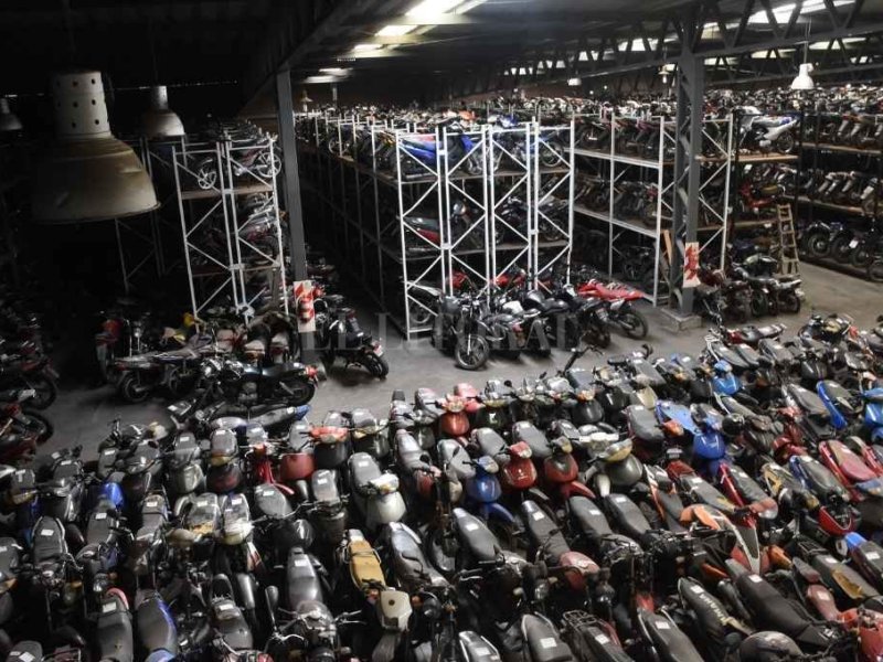 Motos, motos y más motos: el Corralón está lleno y el depósito judicial es un gran «cementerio»
