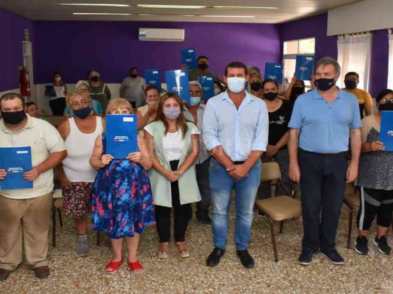 Entregaron escrituras a familias de ocho localidades del norte provincial