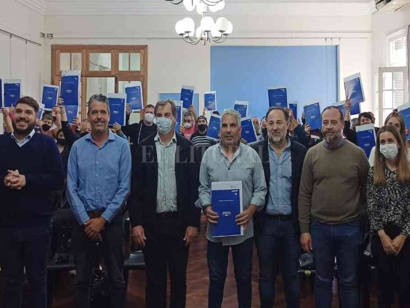 Entregaron actas de regularización dominial a vecinos de Villa Constitución, Frontera y Josefina