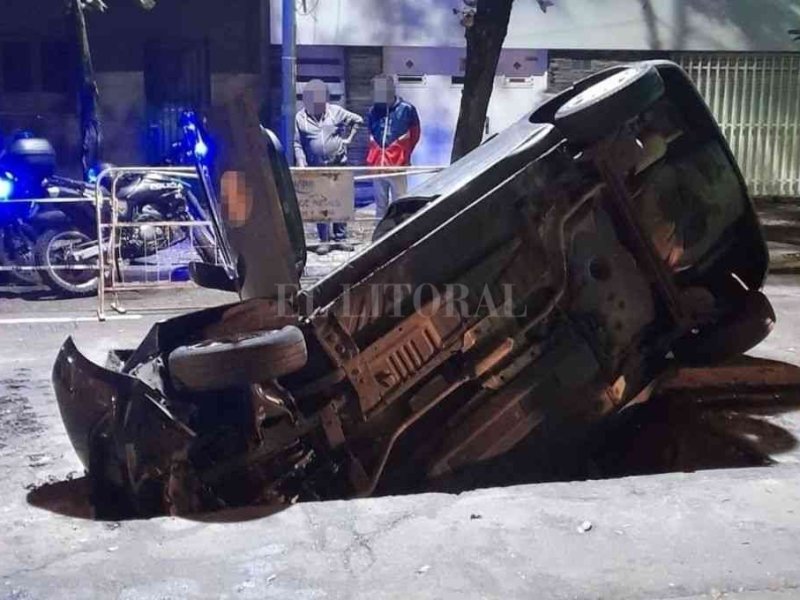 Un auto cayó en un pozo en el centro de Rosario