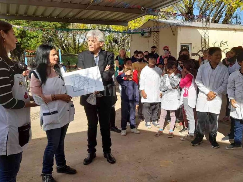 Baucero visitó la escuela Oreste Caporaletti