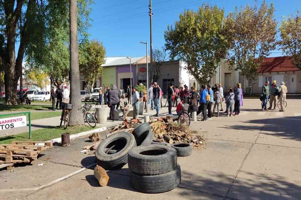 Cañada Rosquín: se recrudece el paro de empleados comunales y ya son 18 días de huelga