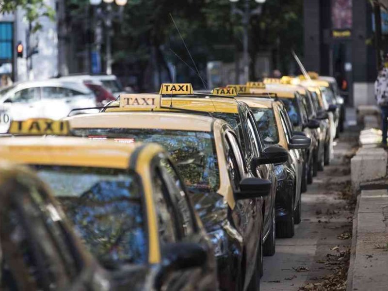 Taxis: el estudio de costos oficial arrojó 82% de desfasaje, pero el oficialismo lo quiere cerrar por menos de la mitad