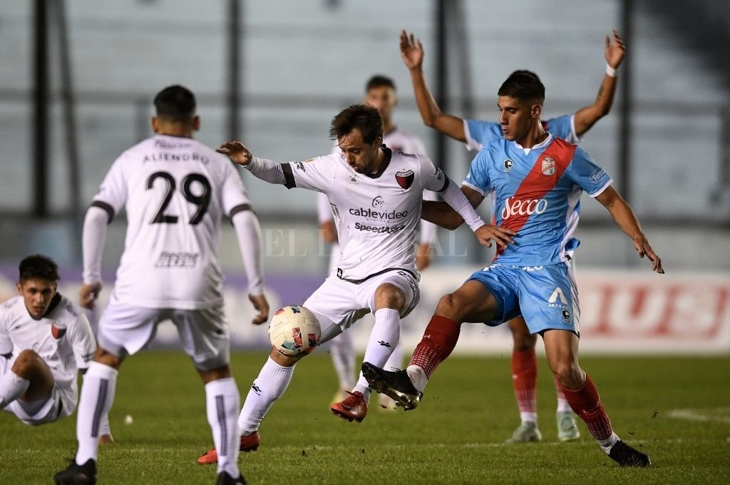 Colón «subestimó» a la Copa de la Liga y la tenía en bandeja