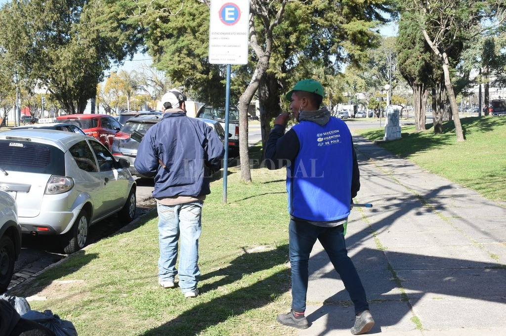 «No» a los cuidacoches y eliminar el impuesto  al bache: las polémicas dormidas de Santa Fe
