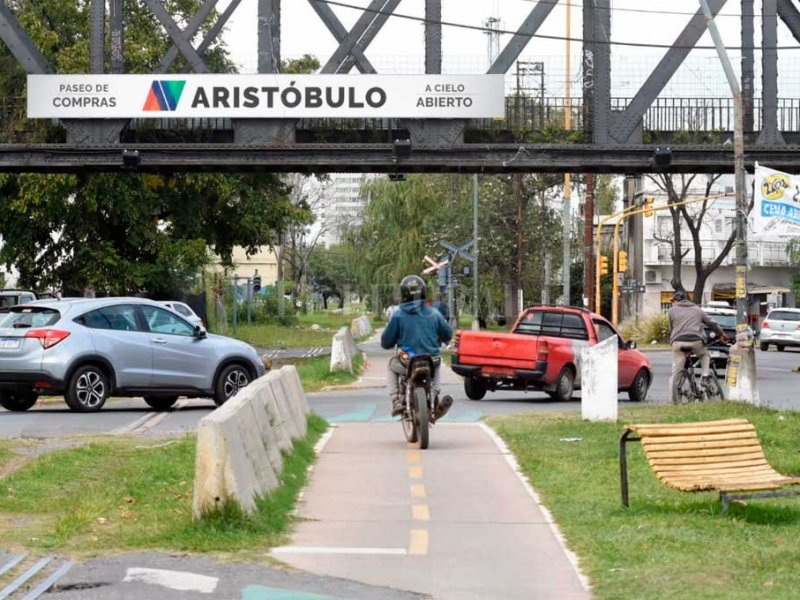 Puente Negro – La Esquina Encendida:  otra bicisenda invadida por las motos