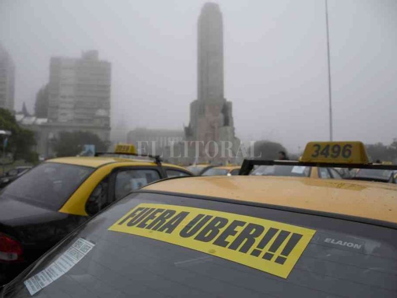 El pedido de aumento de los taxistas en Rosario volvió a poner en agenda la regulación de las aplicaciones