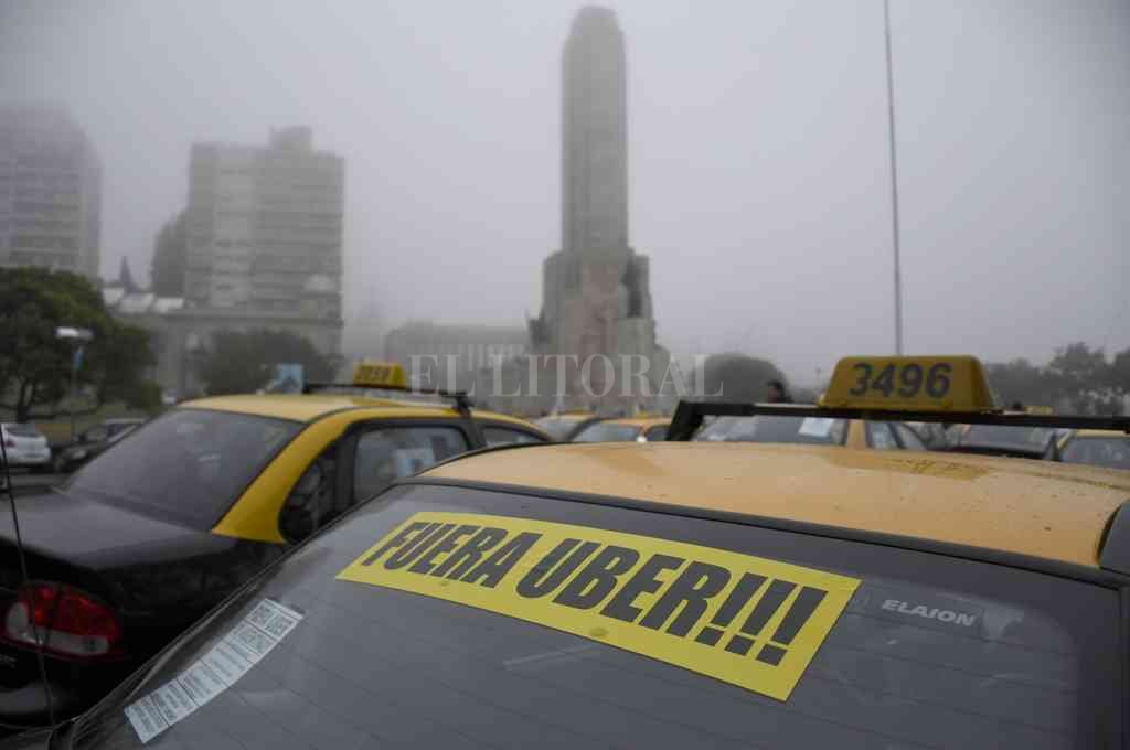 El pedido de aumento de los taxistas en Rosario volvió a poner en agenda la regulación de las aplicaciones