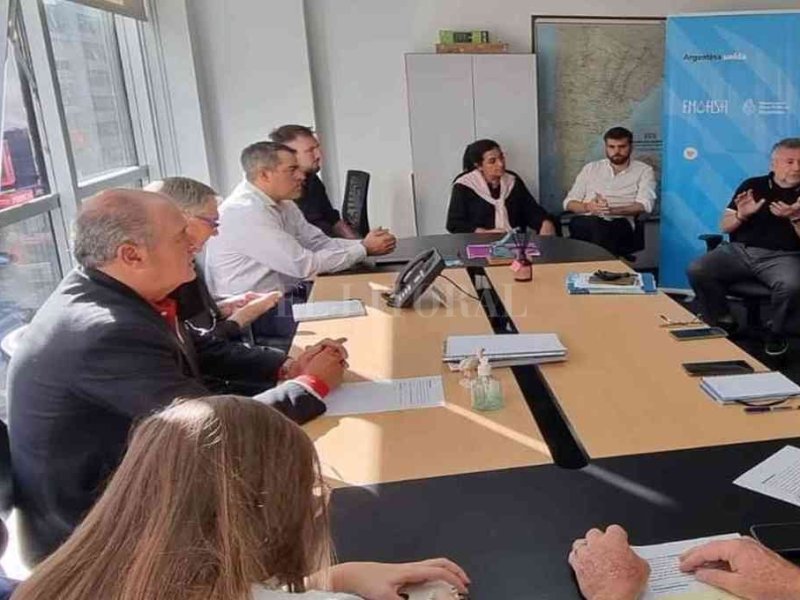 Felicia: autoridades del Ejecutivo elevaron proyectos a ENHOSA